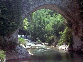Calore-Brücke mit Wasserfall